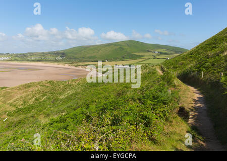 Wales Küste Weg Llanmadoc Hill Broughton Bucht der Halbinsel Gower South Wales UK in der Nähe von Rhossili Strand Stockfoto