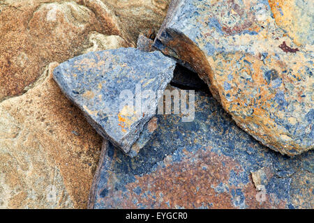 Detail der Felsen am Strand von Wellhaugh Punkt schlendern durch das Meer Northumberland England Stockfoto