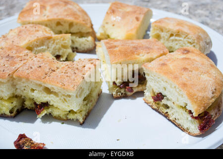 Erfahrene Brot, typisch sizilianische Gericht, mit getrockneten Tomaten, Olivenöl und Oregano. Stockfoto