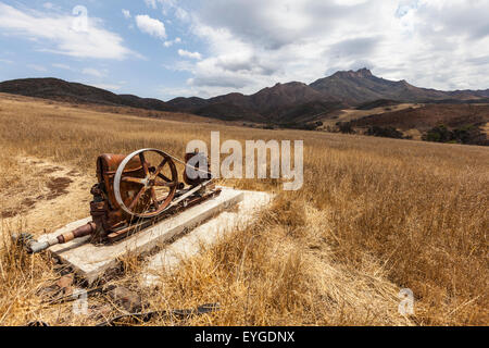 Vintage aufgegeben Wasserpumpe im Bereich der Dürre betroffenen Southern California Santa Monica Mountains. Stockfoto
