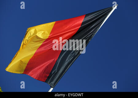 Hoppegarten, Deutschland, Nationalflagge Deutschland, hängt schlaff Fahnenmast Stockfoto