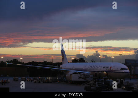 Paris, Frankreich, Boeing777 der Air China in der Abenddämmerung auf der Charles de Gaulle Airport Stockfoto