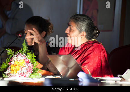 Sardinien, Italien. 28. Juli 2015. Indische Aktivistin Vandana Shiva während einer öffentlichen Rede vom veranstaltet ISDE (Ärzte für den Umwelt-Verband) über Ernährungssouveränität und Erde Nachhaltigkeit im Nuraghe Losa Kulturzentrum, in der italienischen Insel Sardinien, Dienstag, 28. Juli 2015. Bildnachweis: Paola Lai/Alamy Live-Nachrichten Stockfoto