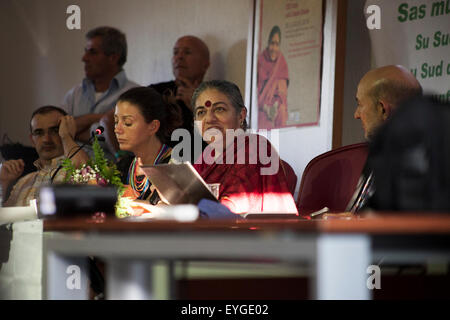 Sardinien, Italien. 28. Juli 2015. Indische Aktivistin Vandana Shiva während einer öffentlichen Rede vom veranstaltet ISDE (Ärzte für den Umwelt-Verband) über Ernährungssouveränität und Erde Nachhaltigkeit im Nuraghe Losa Kulturzentrum, in der italienischen Insel Sardinien, Dienstag, 28. Juli 2015. Bildnachweis: Paola Lai/Alamy Live-Nachrichten Stockfoto