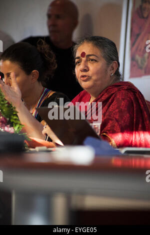 Sardinien, Italien. 28. Juli 2015. Indische Aktivistin Vandana Shiva während einer öffentlichen Rede vom veranstaltet ISDE (Ärzte für den Umwelt-Verband) über Ernährungssouveränität und Erde Nachhaltigkeit im Nuraghe Losa Kulturzentrum, in der italienischen Insel Sardinien, Dienstag, 28. Juli 2015. Bildnachweis: Paola Lai/Alamy Live-Nachrichten Stockfoto