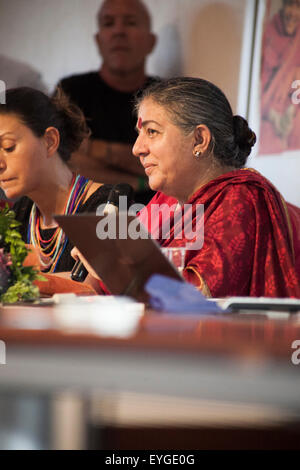 Sardinien, Italien. 28. Juli 2015. Indische Aktivistin Vandana Shiva während einer öffentlichen Rede vom veranstaltet ISDE (Ärzte für den Umwelt-Verband) über Ernährungssouveränität und Erde Nachhaltigkeit im Nuraghe Losa Kulturzentrum, in der italienischen Insel Sardinien, Dienstag, 28. Juli 2015. Bildnachweis: Paola Lai/Alamy Live-Nachrichten Stockfoto