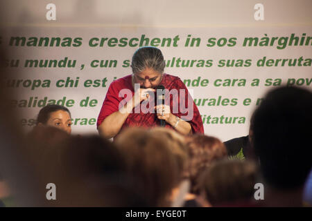 Sardinien, Italien. 28. Juli 2015. Indische Aktivistin Vandana Shiva während einer öffentlichen Rede vom veranstaltet ISDE (Ärzte für den Umwelt-Verband) über Ernährungssouveränität und Erde Nachhaltigkeit bei der Nuraghe Losa Cultural Center in der italienischen Insel Sardinien, Dienstag, 28. Juli 2015. Bildnachweis: Paola Lai/Alamy Live-Nachrichten Stockfoto