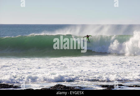 Professioneller Surfer, der während der JBay Open 2015 in Jeffreys Bay, Südafrika, in einer Hitze konkurriert Stockfoto