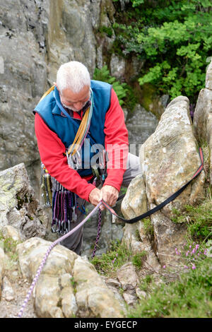 Erfahrene Kletterer tragen ein Klettergurt Vorbereitung einen Standplatz mit Seil und Klebeband. Snowdonia Nordwales UK Großbritannien Stockfoto