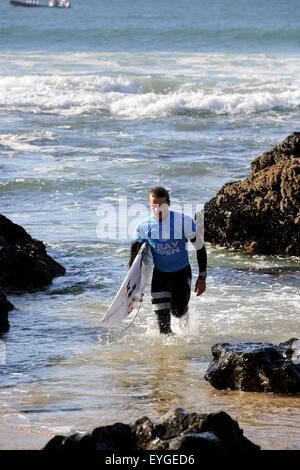 Australischer Profi-Surfer Julian Wilson verlässt das Wasser bei der 2015 Open J-Bay Surfen Veranstaltung in Jeffreys Bay, Südafrika Stockfoto