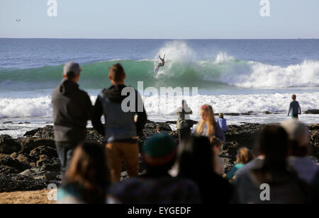 Professioneller Surfer, der während der JBay Open 2015 in Jeffreys Bay, Südafrika, in einer Hitze konkurriert Stockfoto