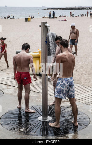 Männer unter der Dusche in der Barceloneta Strand Stockfoto