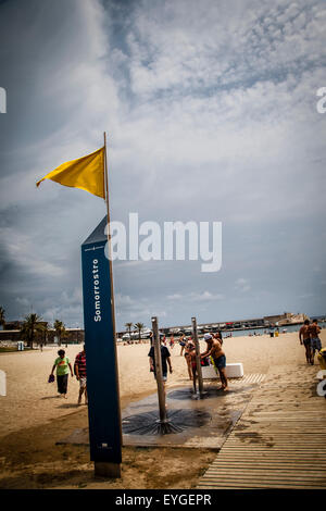 Männer unter der Dusche in der Barceloneta Strand Stockfoto