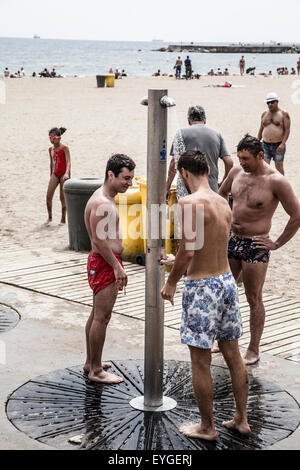 Männer unter der Dusche in der Barceloneta Strand Stockfoto