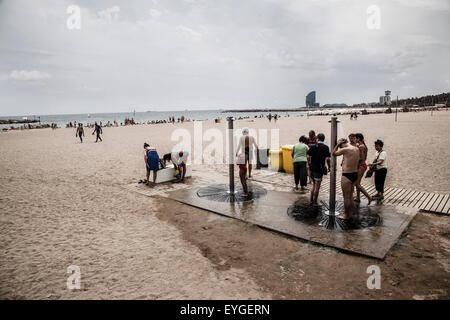 Männer unter der Dusche in der Barceloneta Strand Stockfoto