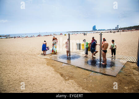 Männer unter der Dusche in der Barceloneta Strand Stockfoto