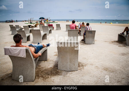 Ruhen in der Barceloneta Strand Stockfoto