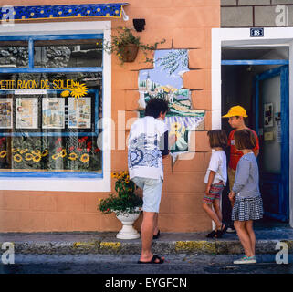 Kinder aufpassen man Fresken an der Wand seines Shop, Buis-les-Baronnies, Drôme, Provence, Frankreich, Europa, Stockfoto