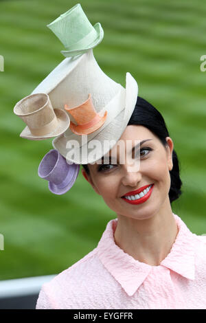 Ascot, Großbritannien, schrullige Frau mit Hut bei den Rennen Stockfoto