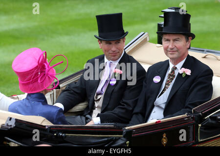 Ascot, Großbritannien, Peter Phillips (links) und Sir Tim Laurence sitzt in der Kutsche Stockfoto