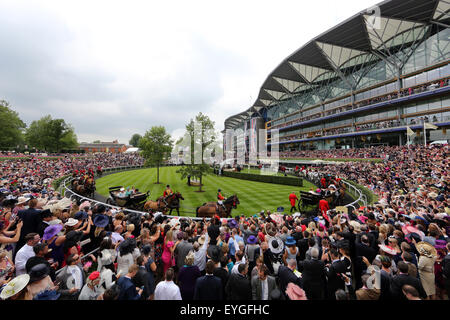 Ascot, Großbritannien, Ansicht von Fuehrring und Stand der Rennbahn Stockfoto