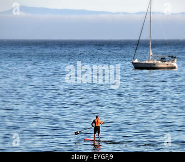 Ein einsamer Kerl tut ein wenig SUP in der Bucht von Monterey Stockfoto