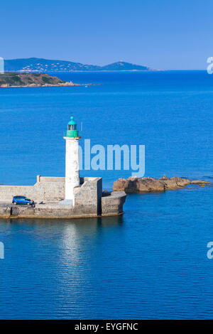 Alter Leuchtturm auf dem Pier, Eingang zum Hafen von Propriano, Korsika, Frankreich. Weiße Runde Turm aus Stein mit grüner Spitze Stockfoto