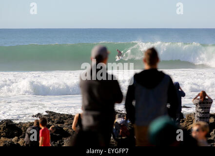 Professioneller Surfer, der während der JBay Open 2015 in Jeffreys Bay, Südafrika, in einer Hitze konkurriert Stockfoto