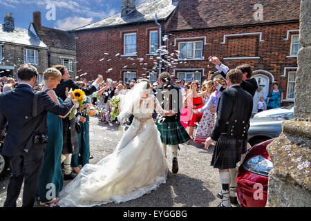 Braut und Bräutigam nach der Trauung Kirche verlassen. Stockfoto