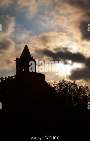 Kirche-Silhouette vor einem bewölkten und dramatischen Himmel Stockfoto