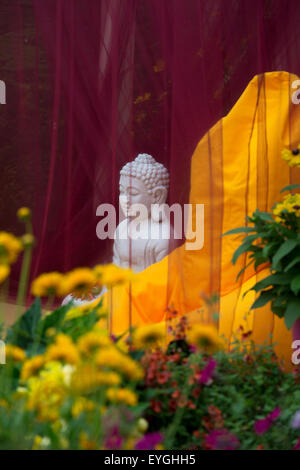 Garten-Buddha-Statue in einem Showgarten am Ball Colegrave Gärten Open Day 2015. Adderbury, Banbury, Oxfordshire, England Stockfoto