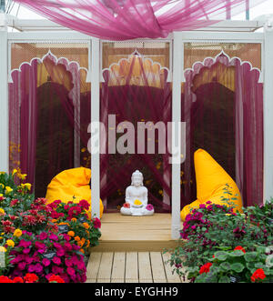 Garten-Buddha-Statue in einem Showgarten am Ball Colegrave Gärten Open Day 2015. Adderbury, Banbury, Oxfordshire, England Stockfoto