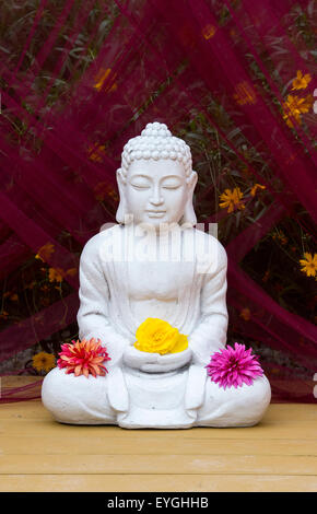 Garten-Buddha-Statue in einem Showgarten am Ball Colegrave Gärten Open Day 2015. Adderbury, Banbury, Oxfordshire, England Stockfoto