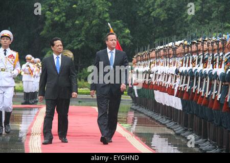 Hanoi, Vietnam. 29. Juli 2015. Vietnamesische Premierminister Nguyen Tan Dung (L) und Besuch der britische Premierminister David Cameron eine Ehrenwache während einer Willkommenszeremonie in Hanoi, Vietnam, 29. Juli 2015 zu inspizieren. Bildnachweis: Le Yanna/Xinhua/Alamy Live-Nachrichten Stockfoto