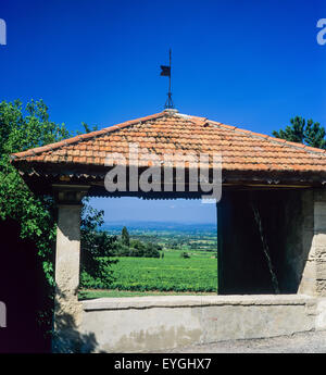 Öffentlichkeit waschen Haus, Côtes-du-Rhône Weinberge, Rousset Les Vignes, Les Baronnies, Drôme, Provence, Frankreich Stockfoto