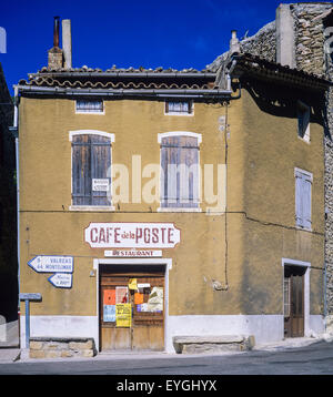 Geschlossenes 'Café de la Poste' mit Schild zum Verkauf des Hauses, Bar außer Betrieb, Venterol Village, Alpes-de-Haute-Provence, Frankreich, Europa Stockfoto