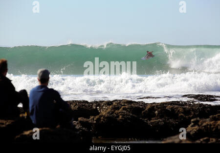 Professioneller Surfer, der während der JBay Open 2015 in Jeffreys Bay, Südafrika, in einer Hitze konkurriert Stockfoto