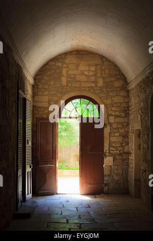 Überschwemmungen in eine offene Eingangstür zum Durchgang mit abgenutzten Steinplatten Sonnenlicht Stockfoto