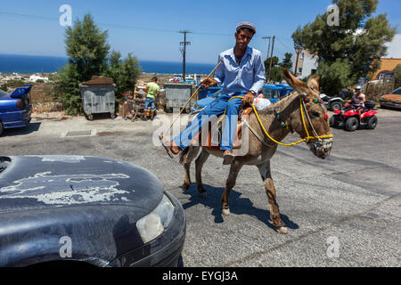 Ein Reiter auf einem Esel in Oia, Santorin, griechischen Inseln, Griechenland Mann reitet Esel Stockfoto