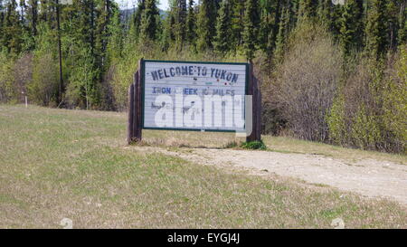 Herzlich Willkommen Sie in der Yukon-Schild am Alaska Highway. Stockfoto