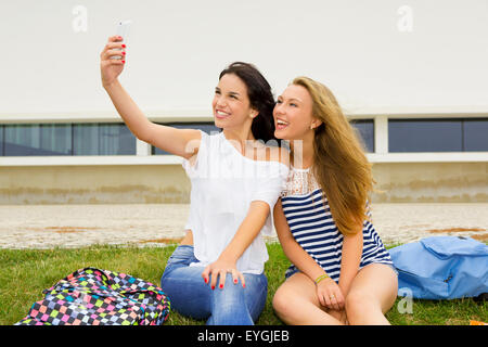 Zwei schöne und glückliche Studentsg machen ein Selbstporträt Stockfoto