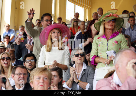 Iffezheim, Deutschland, Menschen jubeln, wenn Pferd Rennen mit Stockfoto