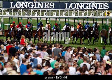 Iffezheim, Deutschland, Pferde und jockeys zu Jahresbeginn ein Pferderennen Stockfoto