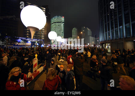 Berlin, Deutschland, Lichtinstallation Licht Grenzen an den 25. Jahrestag der Berliner Mauer Stockfoto