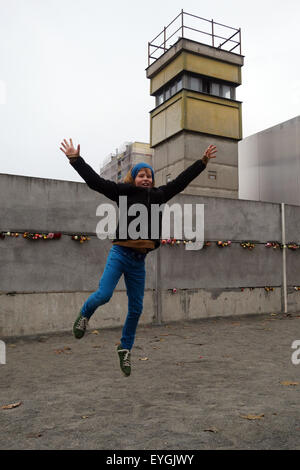 Berlin, Deutschland, macht Young an der Gedenkstätte Berliner Mauer ein caper Stockfoto