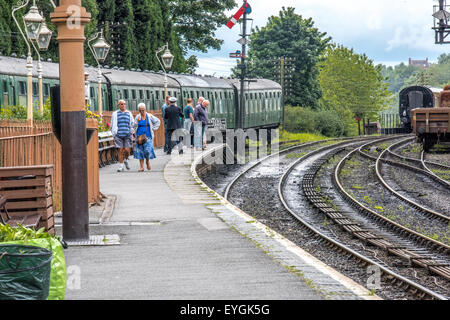 Severn Valley Railway mit Menschen auf der Plattform in Bridgnorth, Shropshire Stockfoto