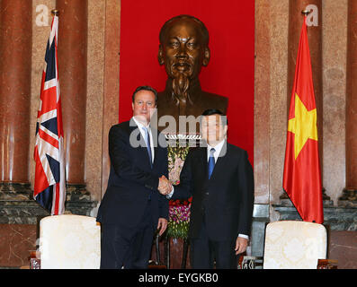 Hanoi, Vietnam. 29. Juli 2015. Vietnamese President Truong Tan Sang (R) schüttelt Hände mit der britische Premierminister David Cameron in Hanoi, Vietnam, 29. Juli 2015. David Cameron ist zu einem offiziellen Besuch nach Vietnam vom 29. Juli bis 30. Bildnachweis: VNA/Xinhua/Alamy Live-Nachrichten Stockfoto