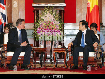 Hanoi, Vietnam. 29. Juli 2015. Vietnamese President Truong Tan Sang (R) trifft sich mit der britische Premierminister David Cameron in Hanoi, Vietnam, 29. Juli 2015. David Cameron ist zu einem offiziellen Besuch nach Vietnam vom 29. Juli bis 30. Bildnachweis: VNA/Xinhua/Alamy Live-Nachrichten Stockfoto