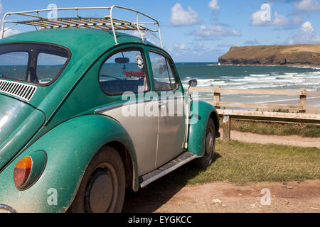 Polzeath, Cornwall, Großbritannien 29. Juli 2015.  Eine klassische 1966 VW Käfer am Polzeath Strand an einem sonnigen Tag mit hohen Tagestemperaturen von 18C auf North Cornwall Atlantikküste. Bildnachweis: Mark Richardson/Alamy Live-Nachrichten Stockfoto