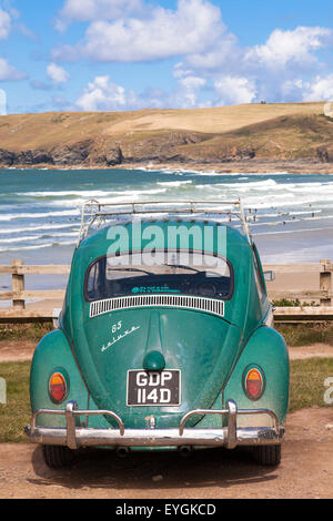 Polzeath, Cornwall, Großbritannien 29. Juli 2015.  Eine klassische 1966 VW Käfer am Polzeath Strand an einem sonnigen Tag mit hohen Tagestemperaturen von 18C auf North Cornwall Atlantikküste. Bildnachweis: Mark Richardson/Alamy Live-Nachrichten Stockfoto